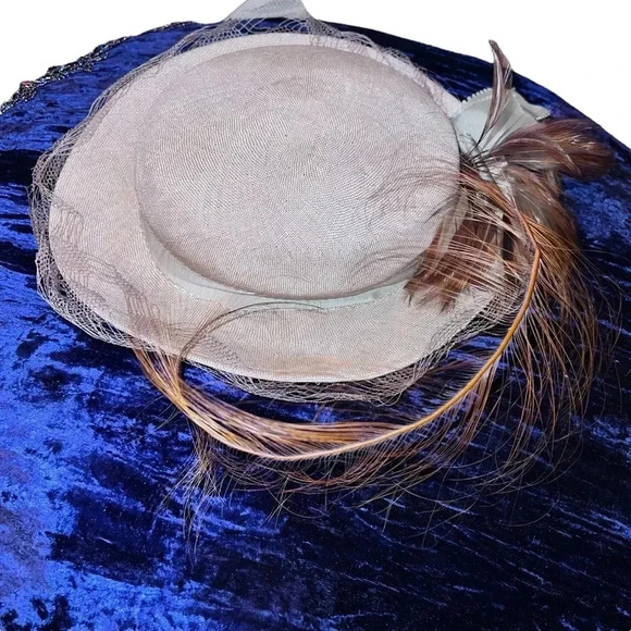 Vintage Mr. John 1950's Kentucky Derby Flapper Hat with Netting Bow and Feathers - Picture 4 of 7